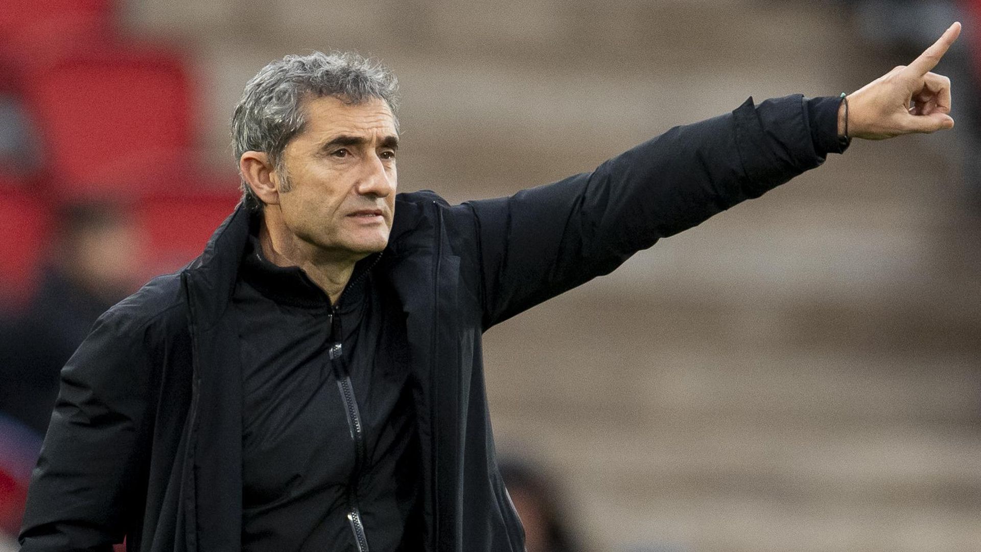 Ernesto Valverde da instrucciones a sus jugadores en un partido