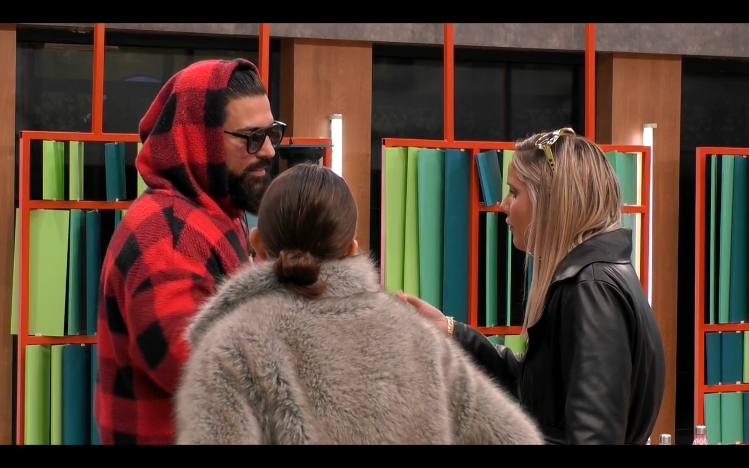 Gloria habla con John