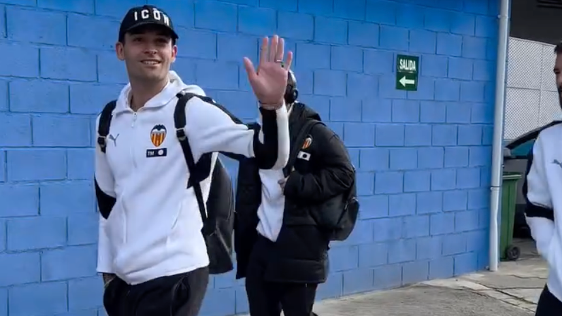 Hugo Duro saluda al llegar a Getafe