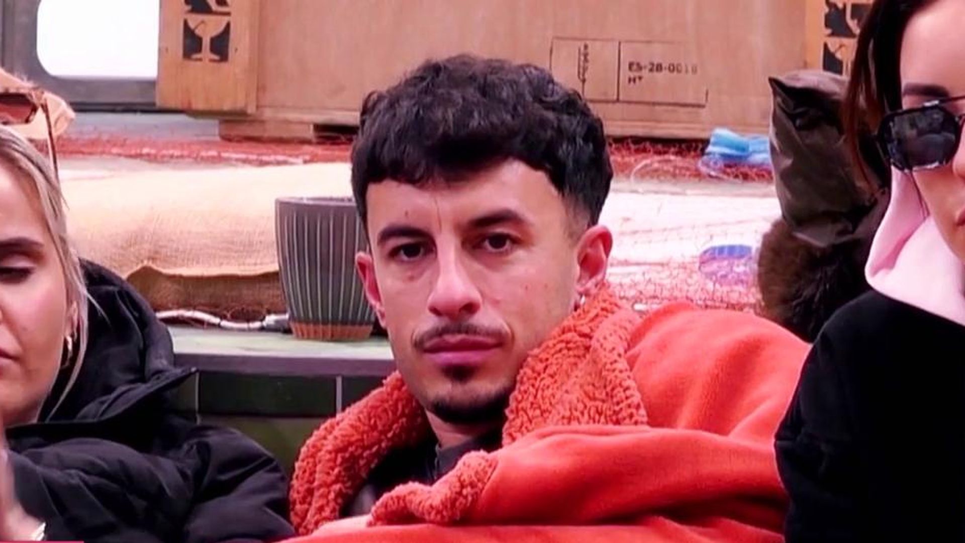 Juanpi escucha atento las acusaciones de Sandra