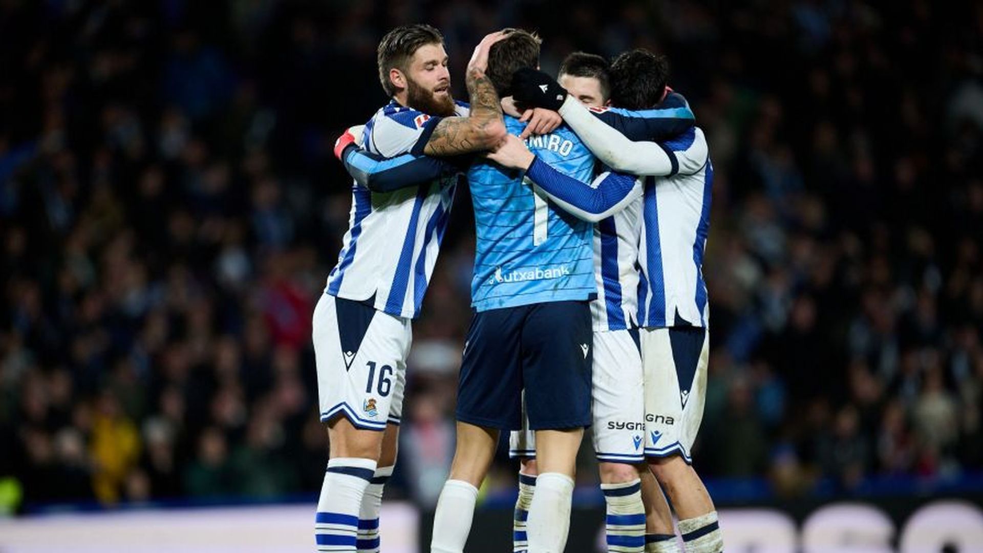 Los jugadores de la Real celebran el triunfo ante el Barcelona.