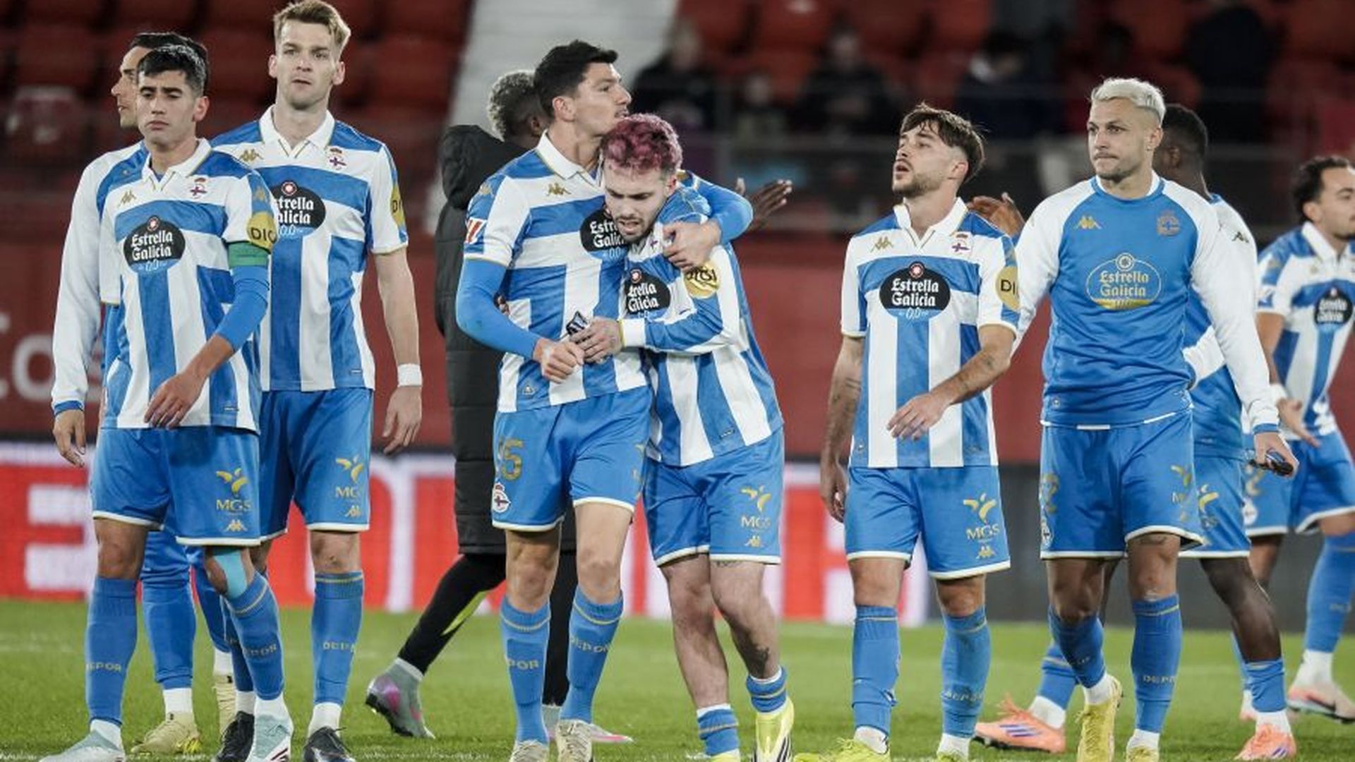 Los jugadores del Dépor celebran la victoria en Almería.