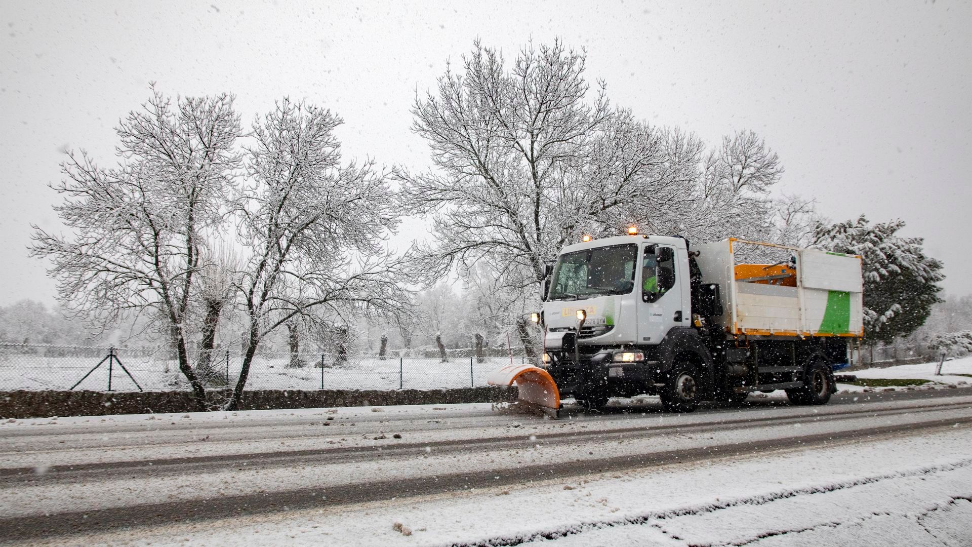 Máquina quitanieves por una carretera madrileña