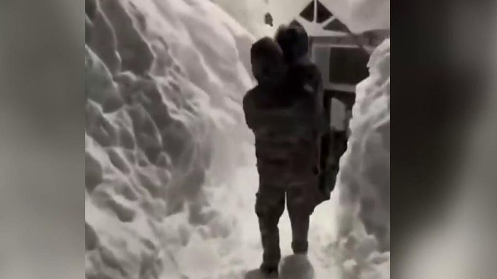 La península rusa de Kamchatka sufre una sucesión de nevadas históricas que dejan ya dos muertos: la nieve acumulada llega hasta los cuartos pisos