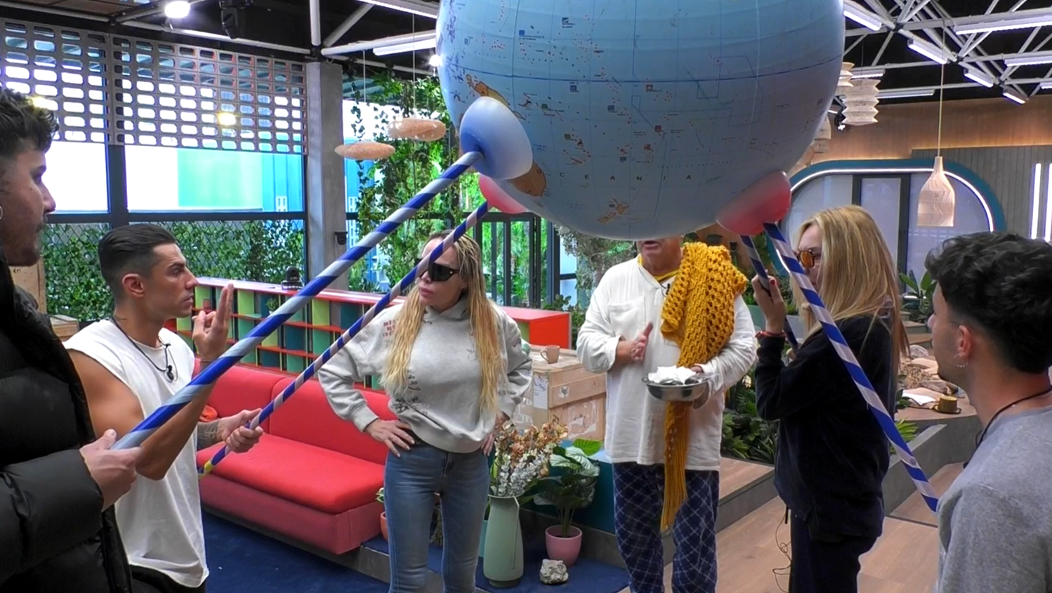 Sonia discute con sus compañeros