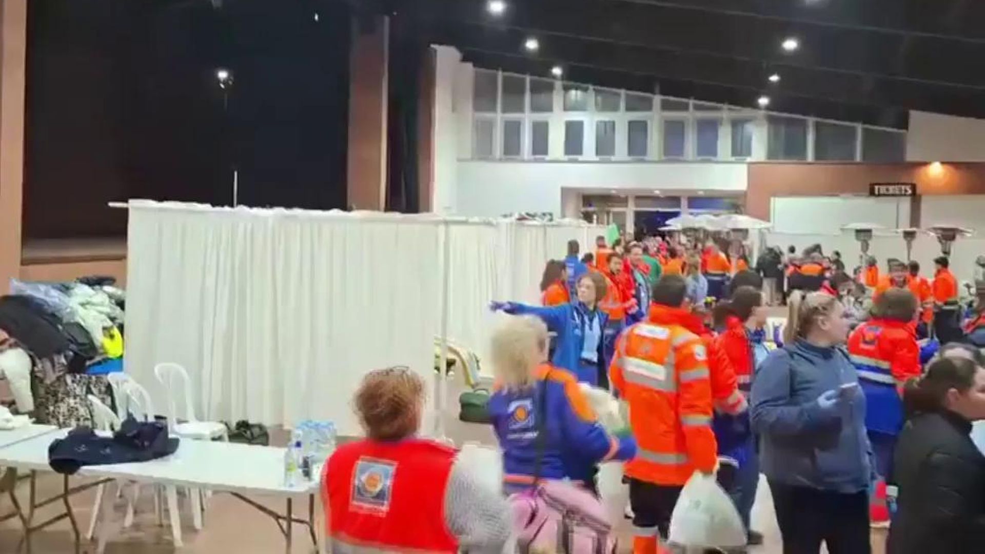 Los vecinos de Adamuz abren las puertas de sus casas y continuan ayudando a los afectados del accidente ferroviario