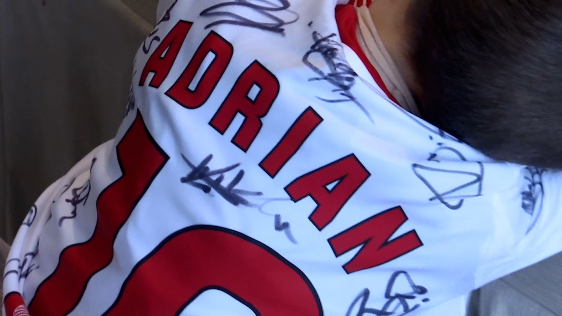 Adrián, el niño sevillista con una enfermedad rara que visitó al primer equipo