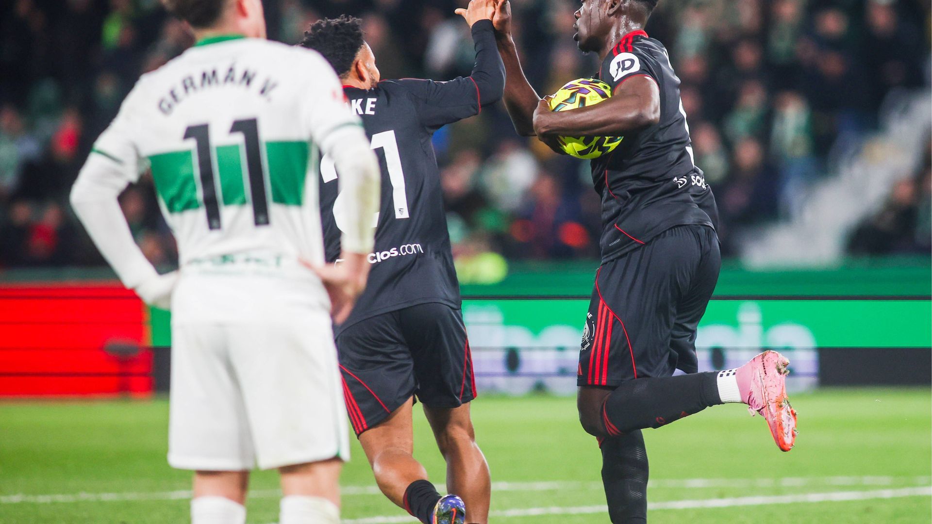 Akor Adams celebra con Ejuke su primer gol en el Elche-Sevilla