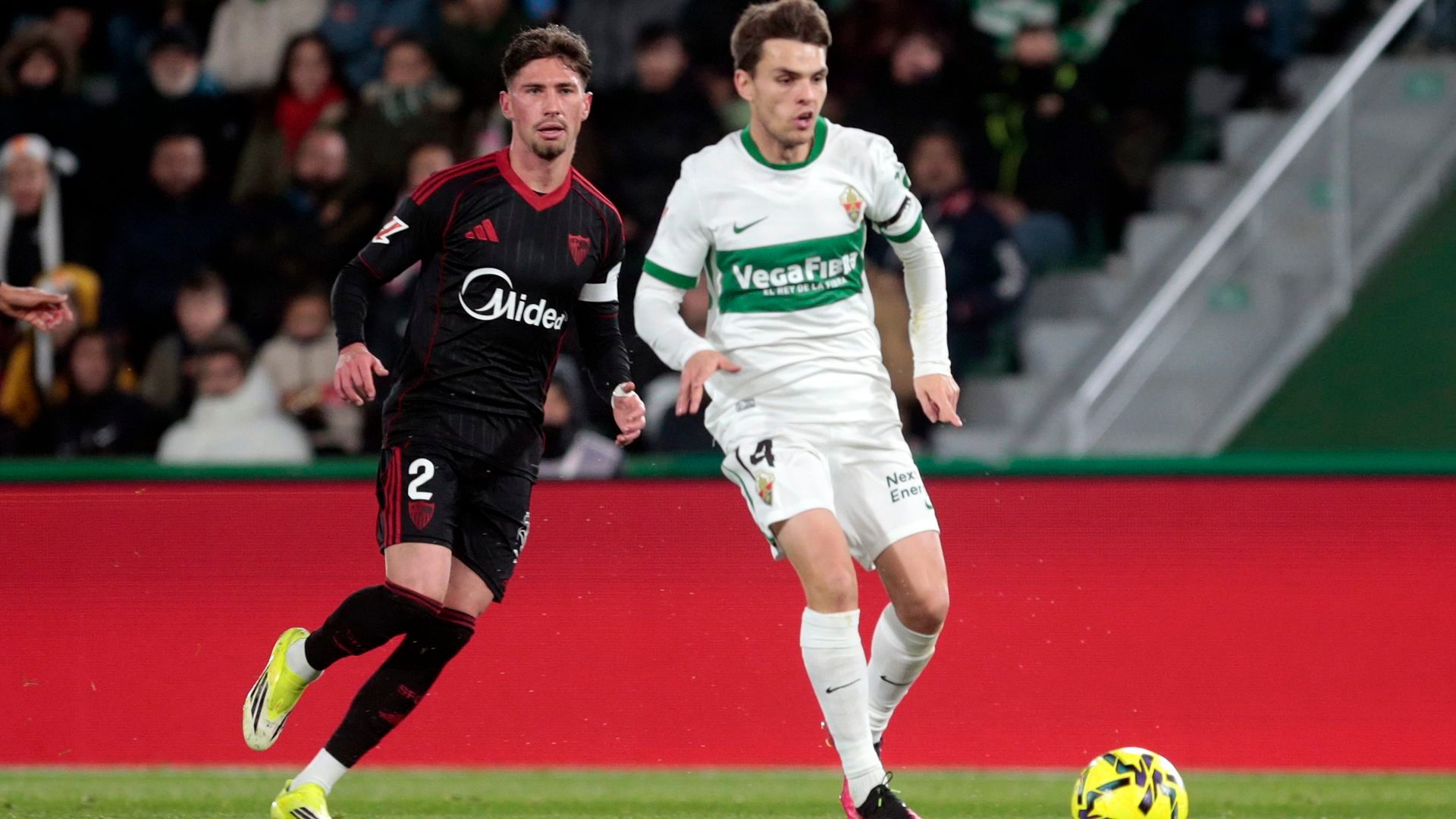 Aleix Febas ante el Sevilla