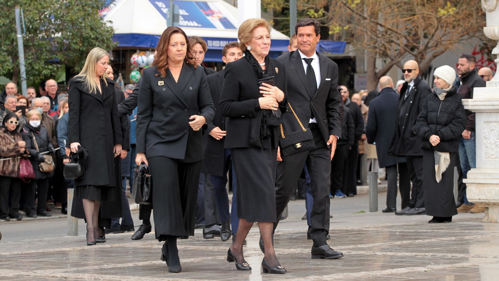 Alexia de Grecia y su marido, Carlos Morales, junto a la reina Ana María, llegando al funeral de Irene de Grecia