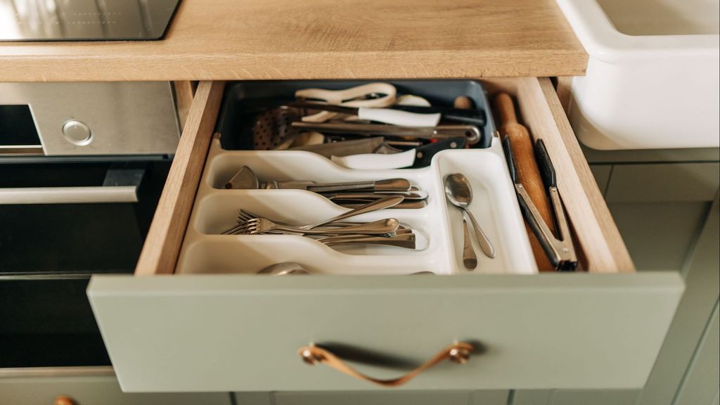Cómo organizar y aprovechar al máximo tus cajones de cubiertos de la cocina