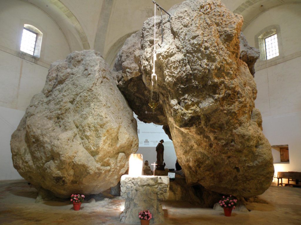 Conjunto megalítico en el interior de la ermita de San Miguel de Arretxinaga