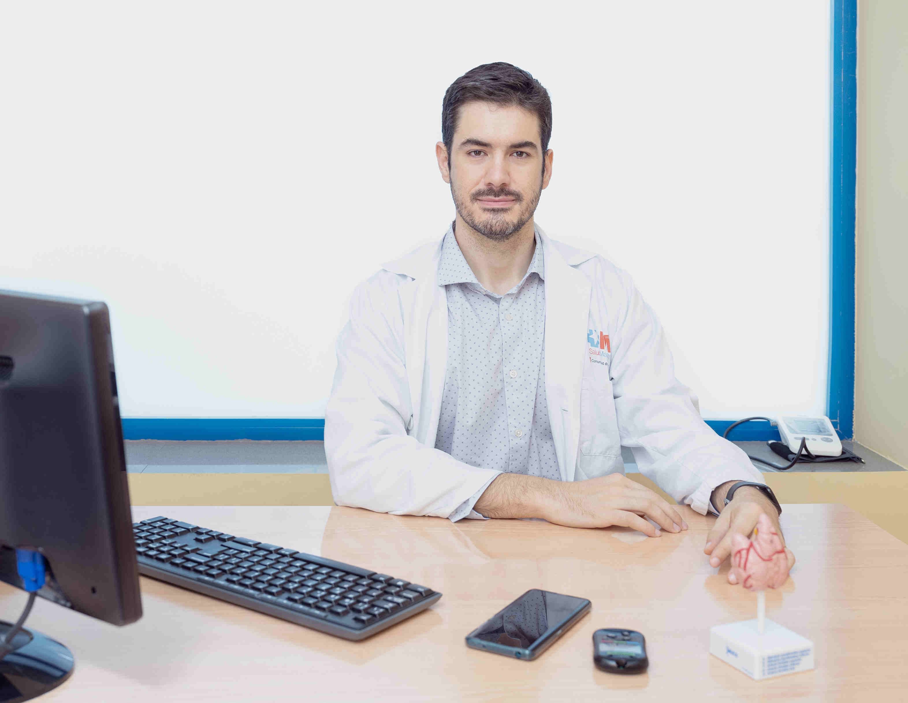 Doctor Puerma, medico endocrino online, en la consulta