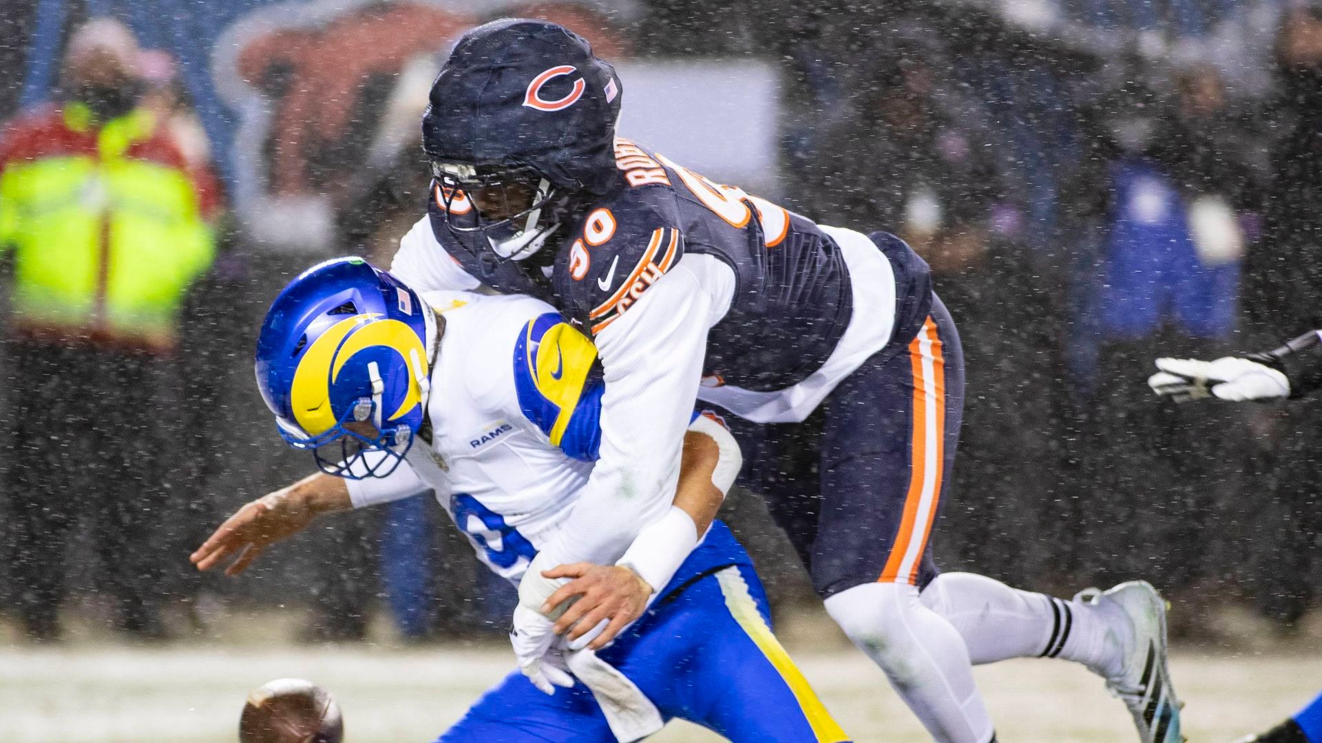Dominique Robinson y Matthew Stafford en el Bears-Rams