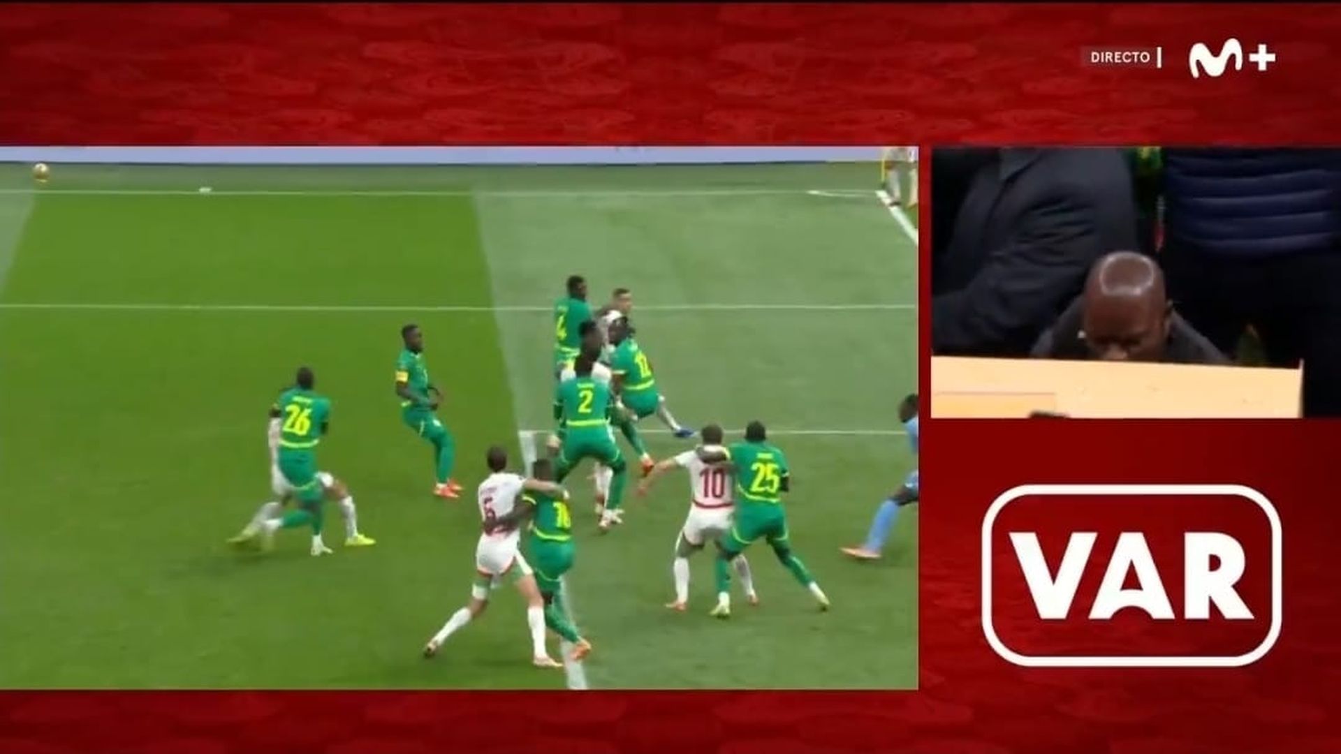El árbitro revisa una jugada en la final de la Copa África
