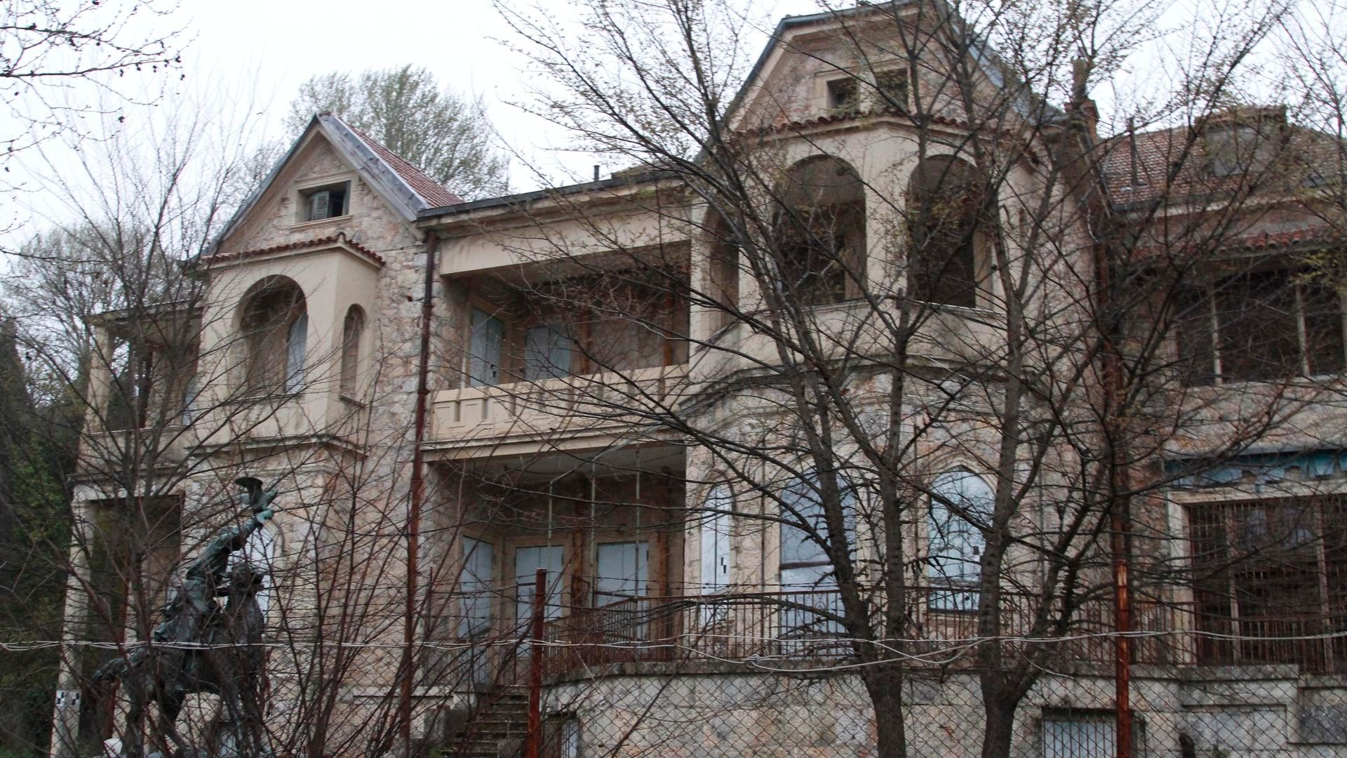 El edificio principal del Palacio Real de Tatoi, vallado y tapiado, en 2014