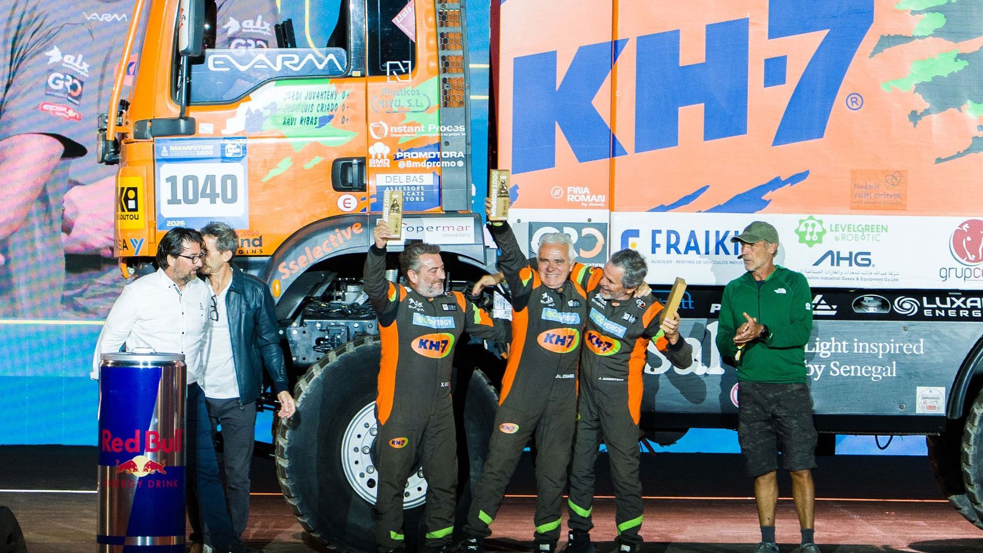 El equipo KH7, con José Luis Criado, posan como ganadores del Dakar