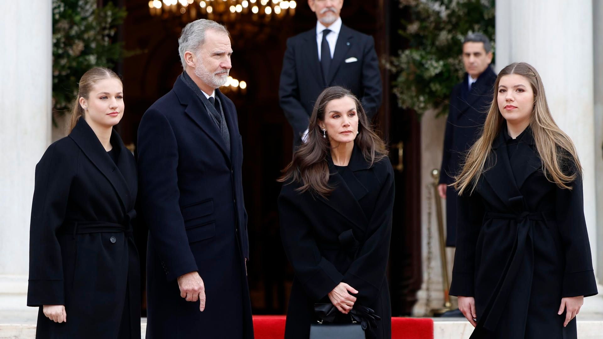 El rey Felipe VI junto a su familia la reina Letizia, la princesa Leonor y la infanta Sofía tras la misa por la princesa Irene de Grecia en la Catedral de Atenas, este lunes