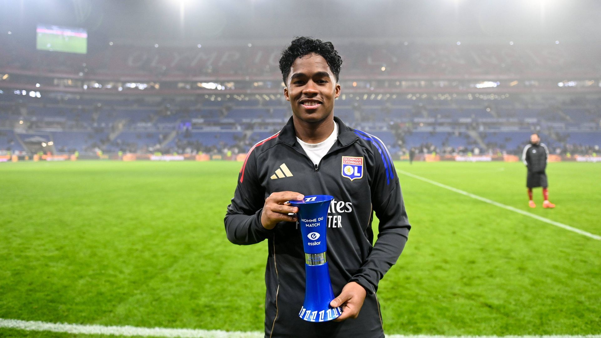 Endrick con el premio de MVP