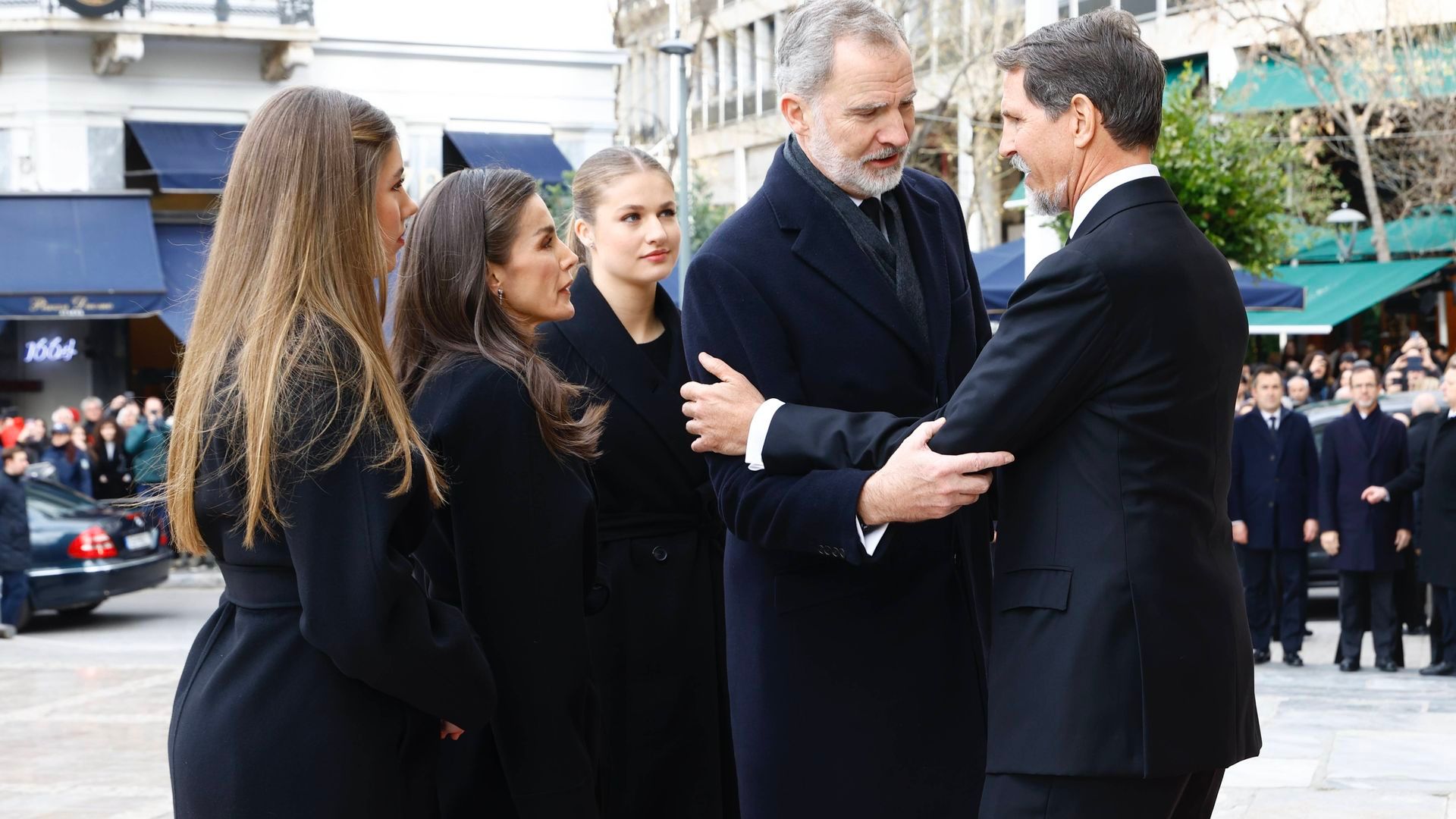 Felipe, Letizia, Leonor y Sofía saludan a Pablo de Grecia al llegar a la catedral metropolitana de Atenas para el funeral