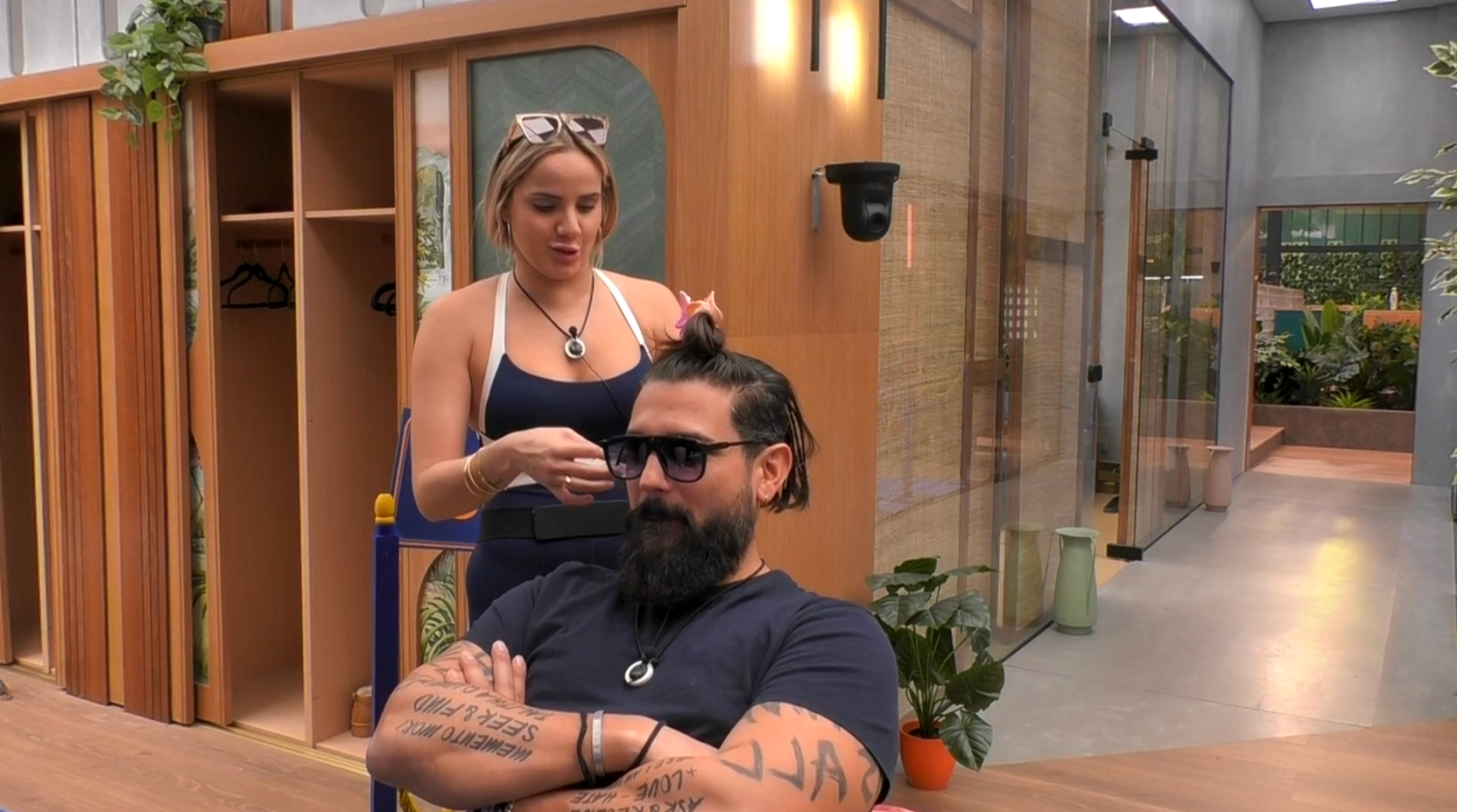 Gloria y John en el baño