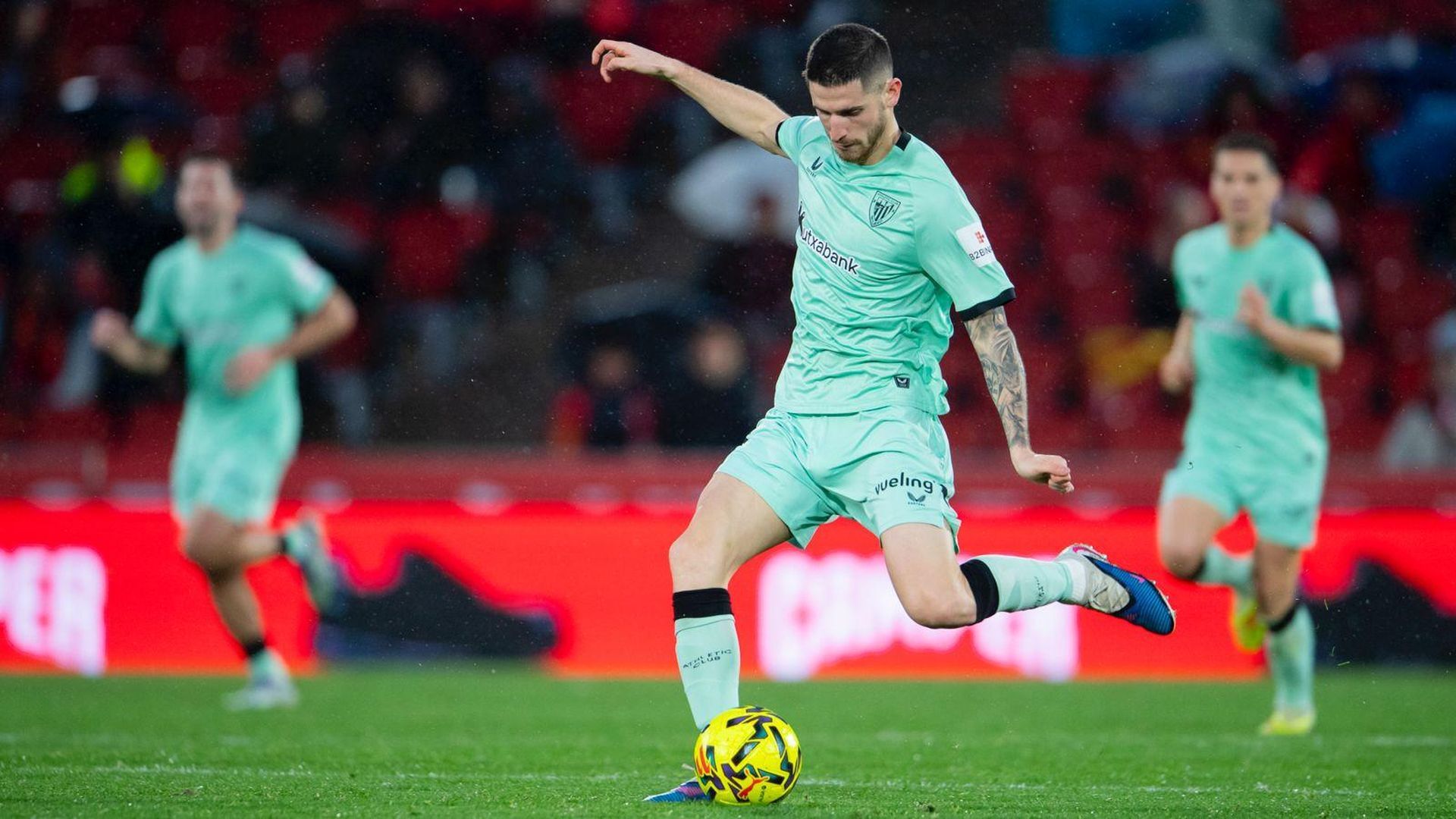 Golpeo del navarro Oihan Sancet en Son Moix ante el RCD Mallorca