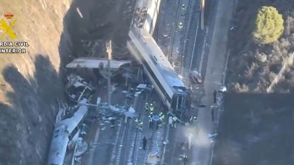 Las impresionantes imágenes aéreas de la Guardia Civil que muestran cómo ha quedado el lugar del accidente de tren en Adamuz