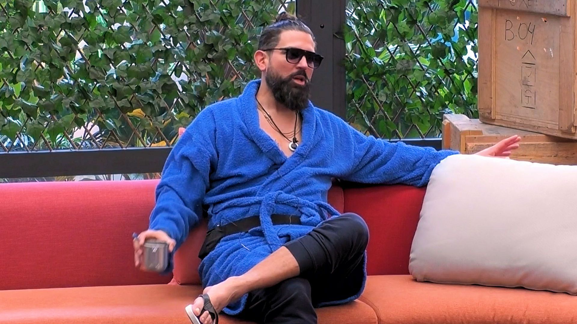 John Guts en uno de sus monólogos, esta vez desde el salón