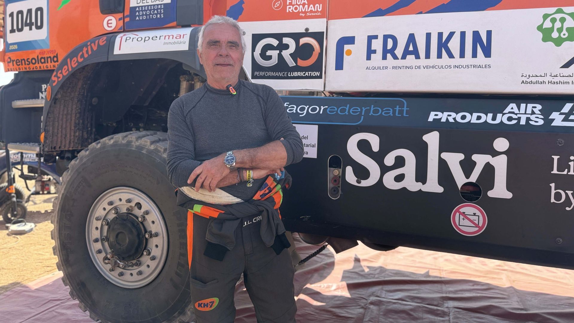 José Luis Criado con el camión con el que ha ganado su tercer Dakar seguido