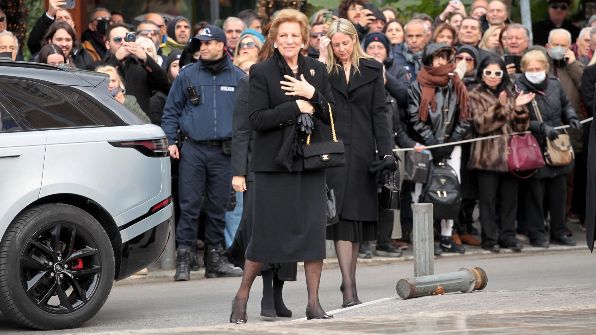 La reina Ana María de Grecia agradece las muestras de afecto al llegar al funeral de la princesa Irene