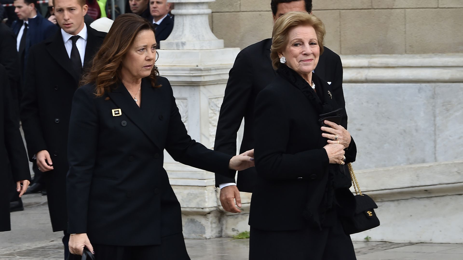 La reina Ana María de Grecia, con su hija Alexia y algunos de sus nietos, detrás, en el funeral a Irene en la catedral de Atenas