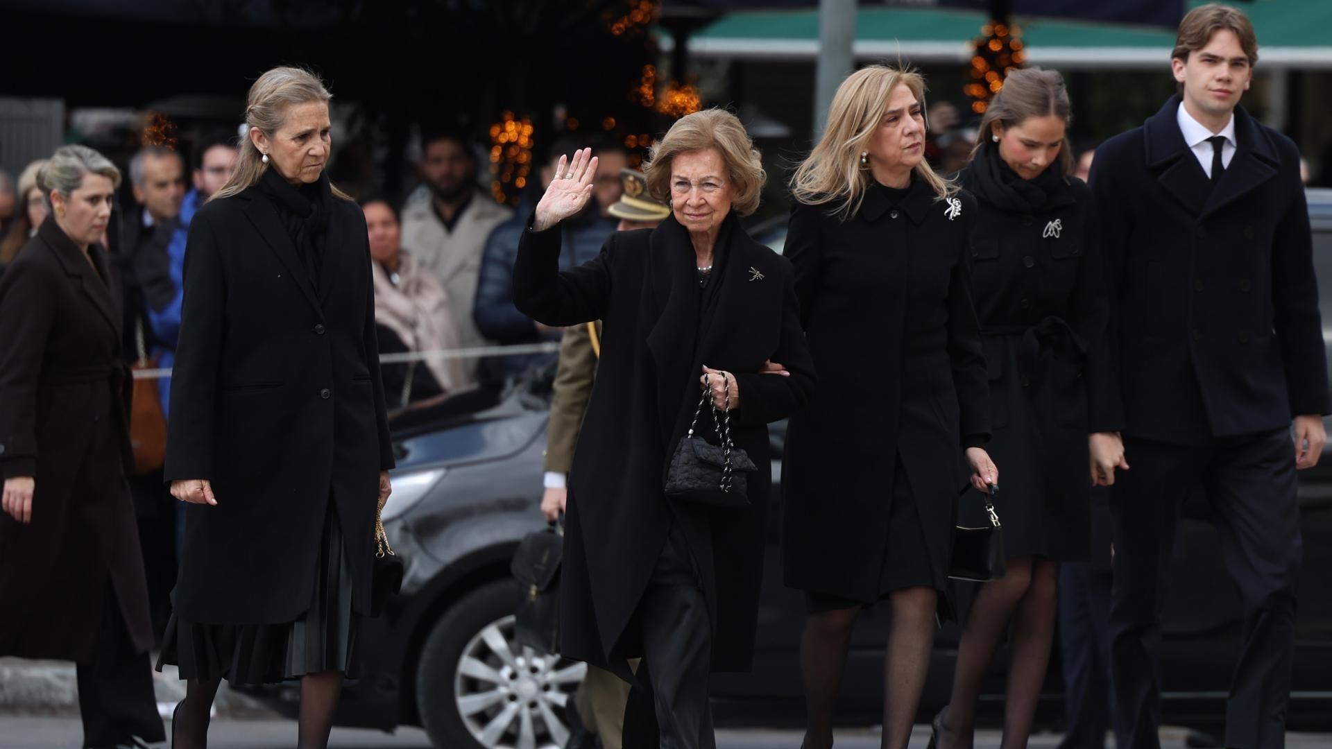 La reina Sofía a su llegada junto a sus hijas, las infantas Cristina y Elena