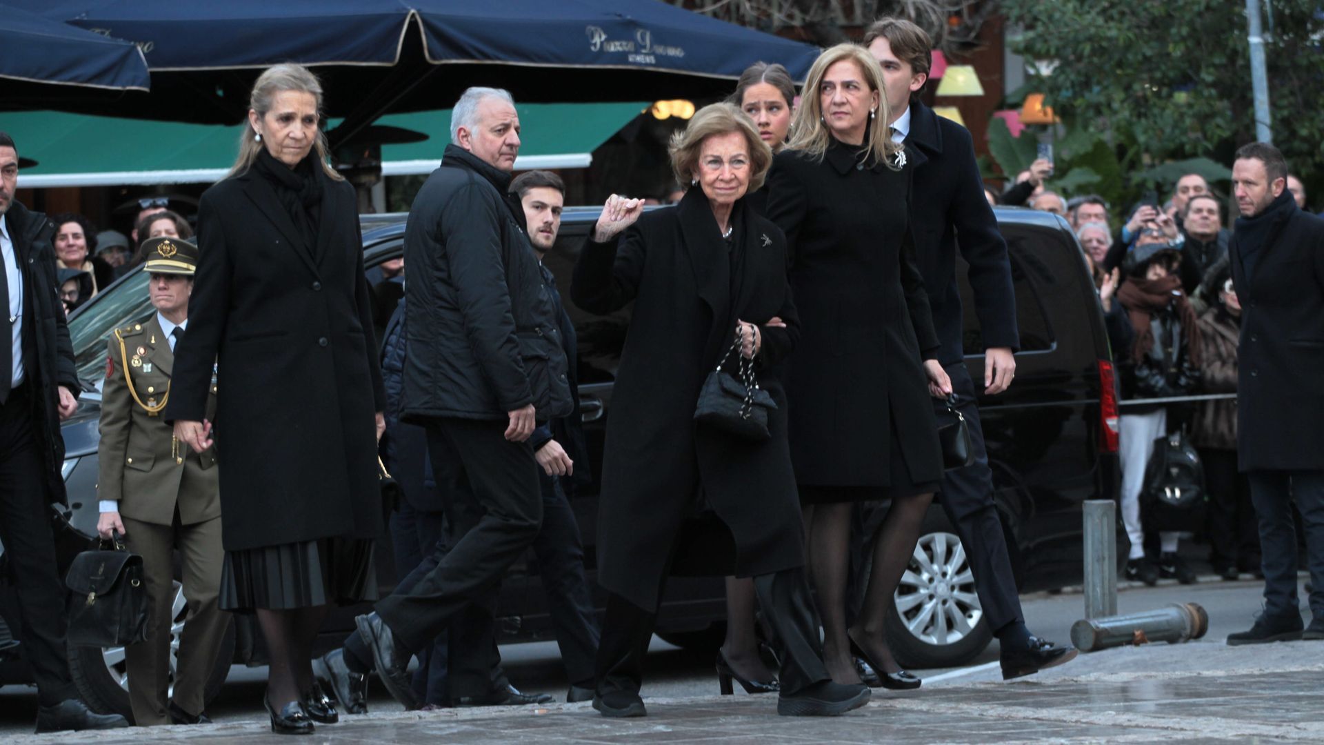 La reina Sofía, con las infantas Elena y Cristina, Irene y Miguel Urdangarin, en el funeral a su hermana Irene en Atenas
