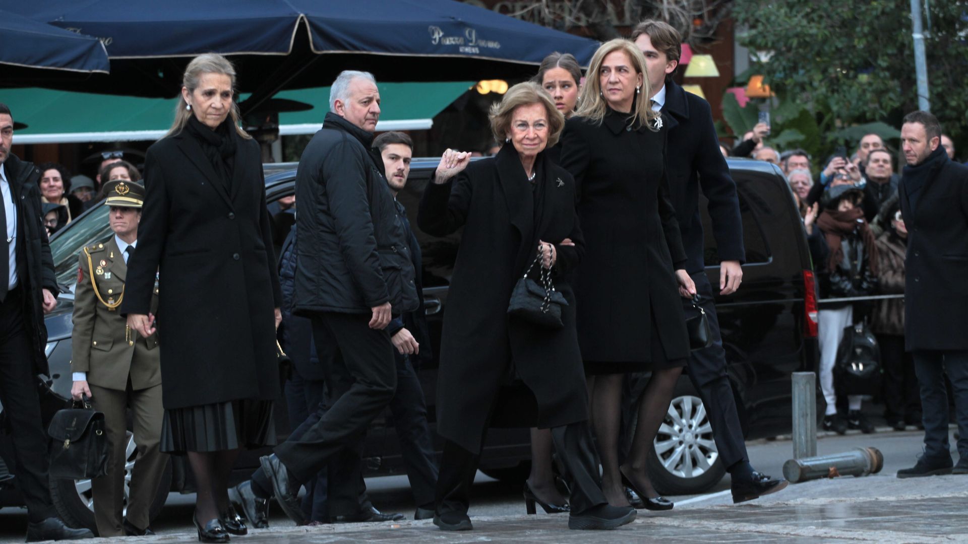 La reina Sofía, la infanta Elena y la infanta Cristina, llegando a la catedral de Atenas para el funeral de Irene