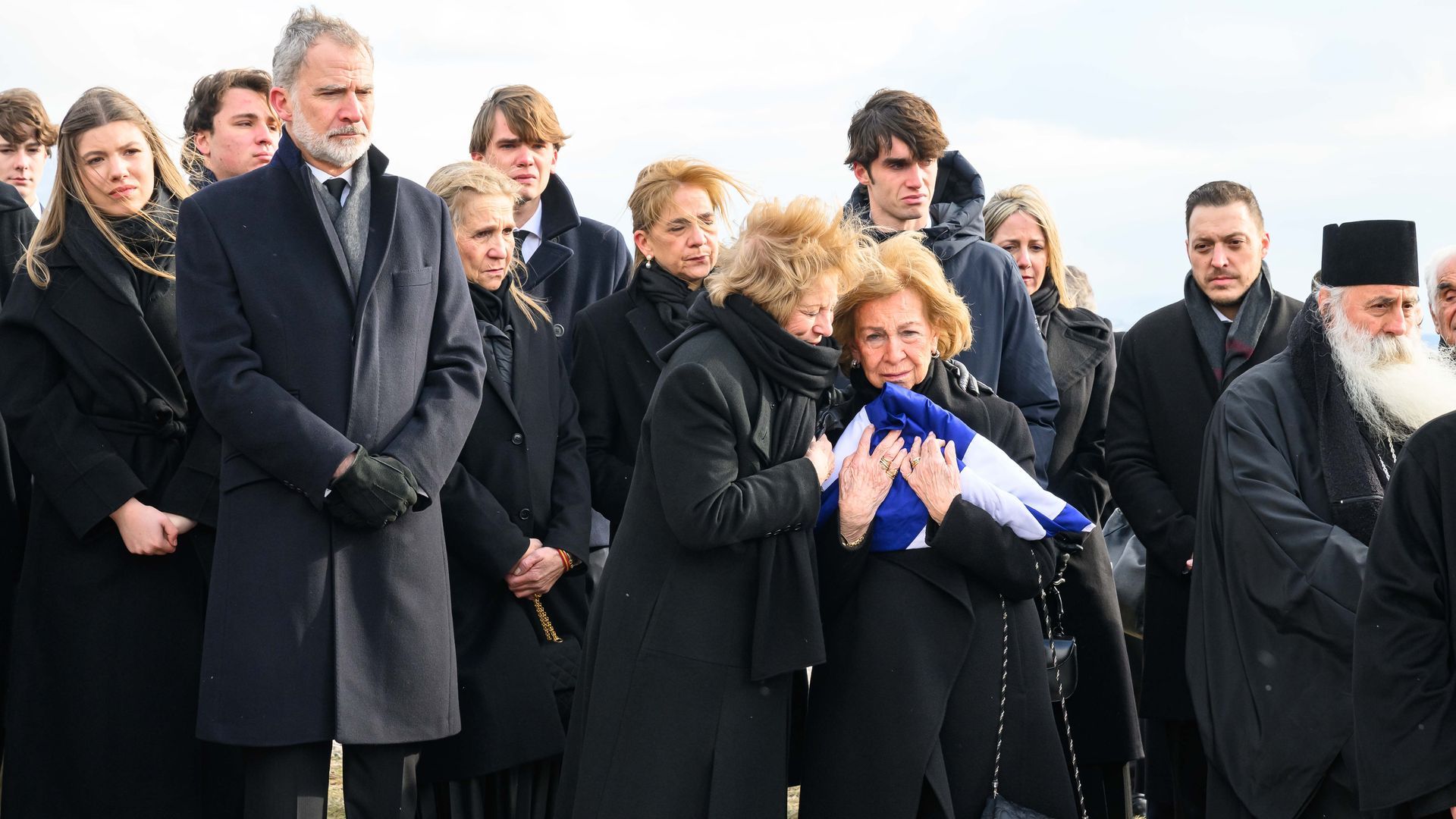 La reina Sofía y las familias reales griega y española en el entierro de Irene en el cementerio de Tatoi