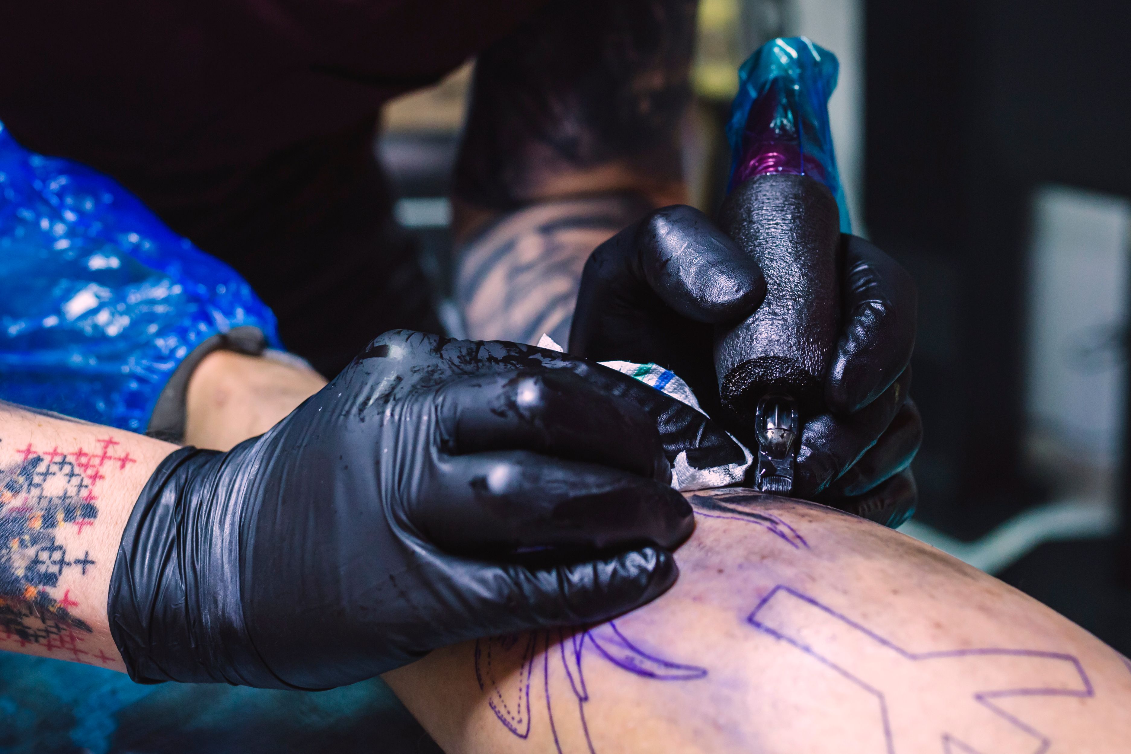 La tinta del tatuaje puede penetrar en el cuerpo más allá de la piel