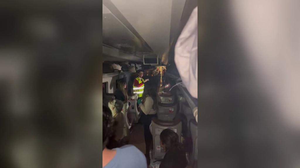 Las instrucciones de calma de un empleado de Iryo en medio del caos por el descarrilamiento de los trenes en Adamuz: "Tenemos que colaborar todos" 