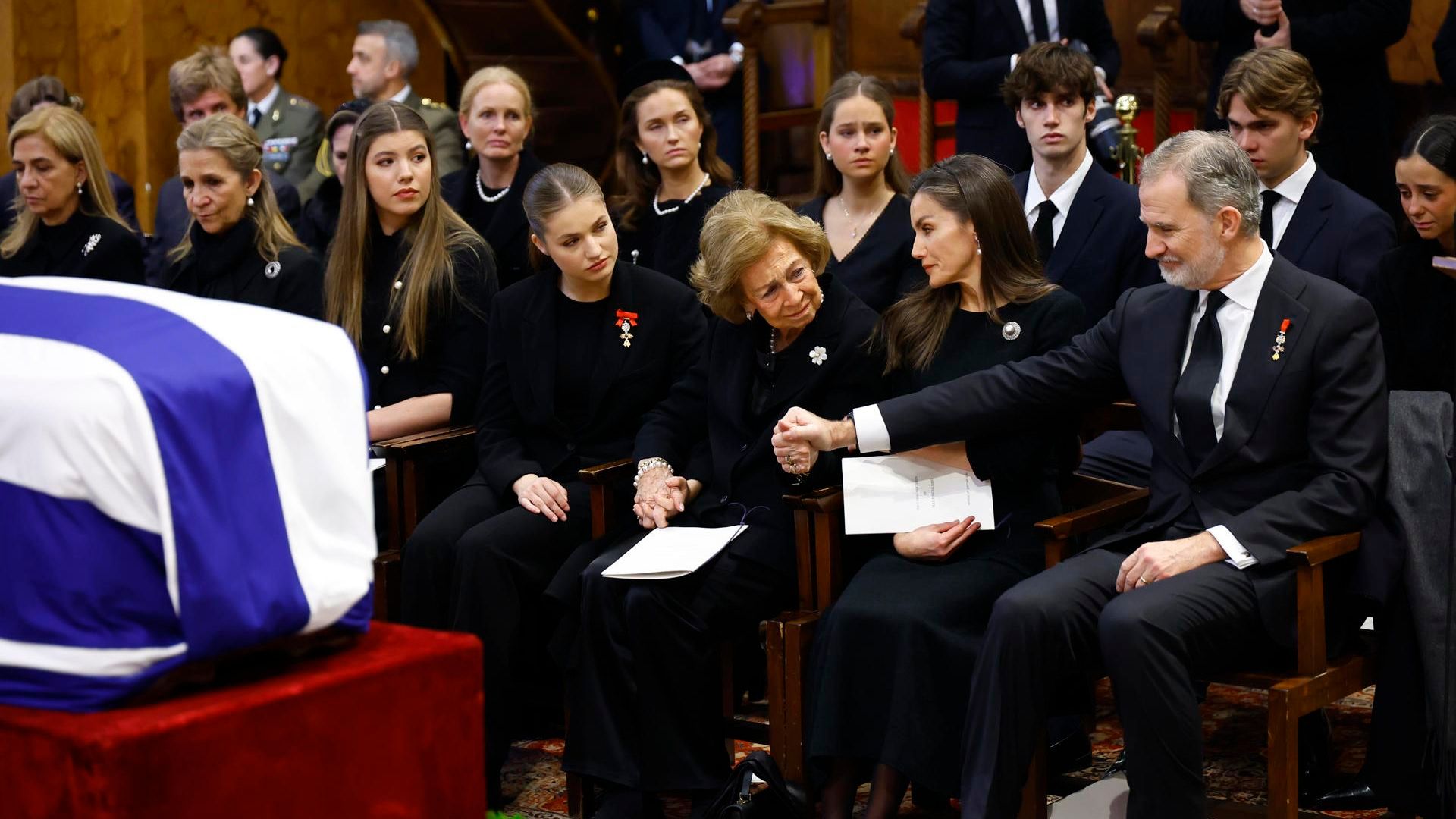 Los gestos de consuelo de la familia real a la reina Sofía en el funeral de Irene de Grecia en Atenas