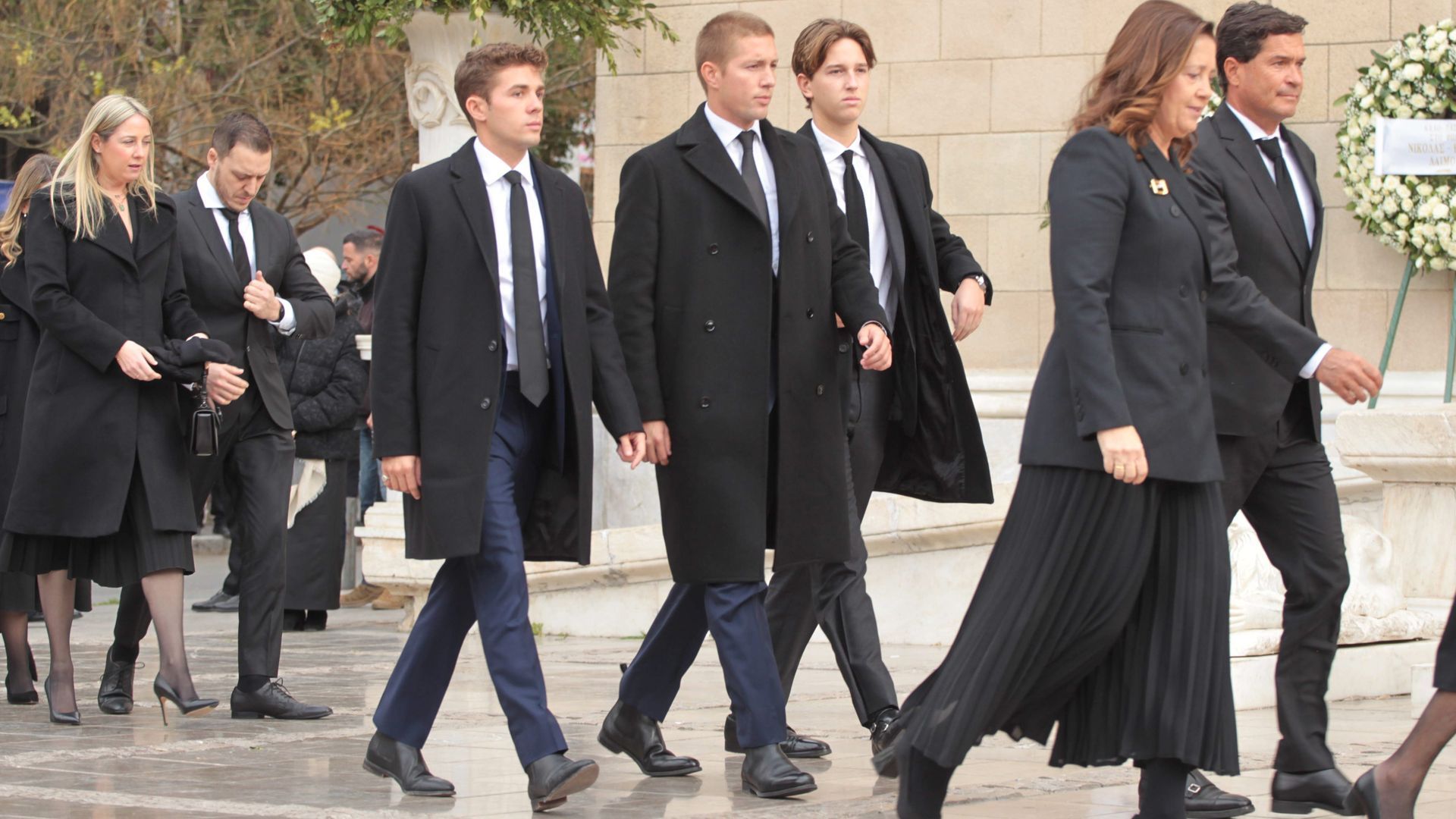 Los príncipes Achileas, Constantino Alexias y Arístides, llegando al funeral de su tía abuela Irene de Grecia, en Atenas