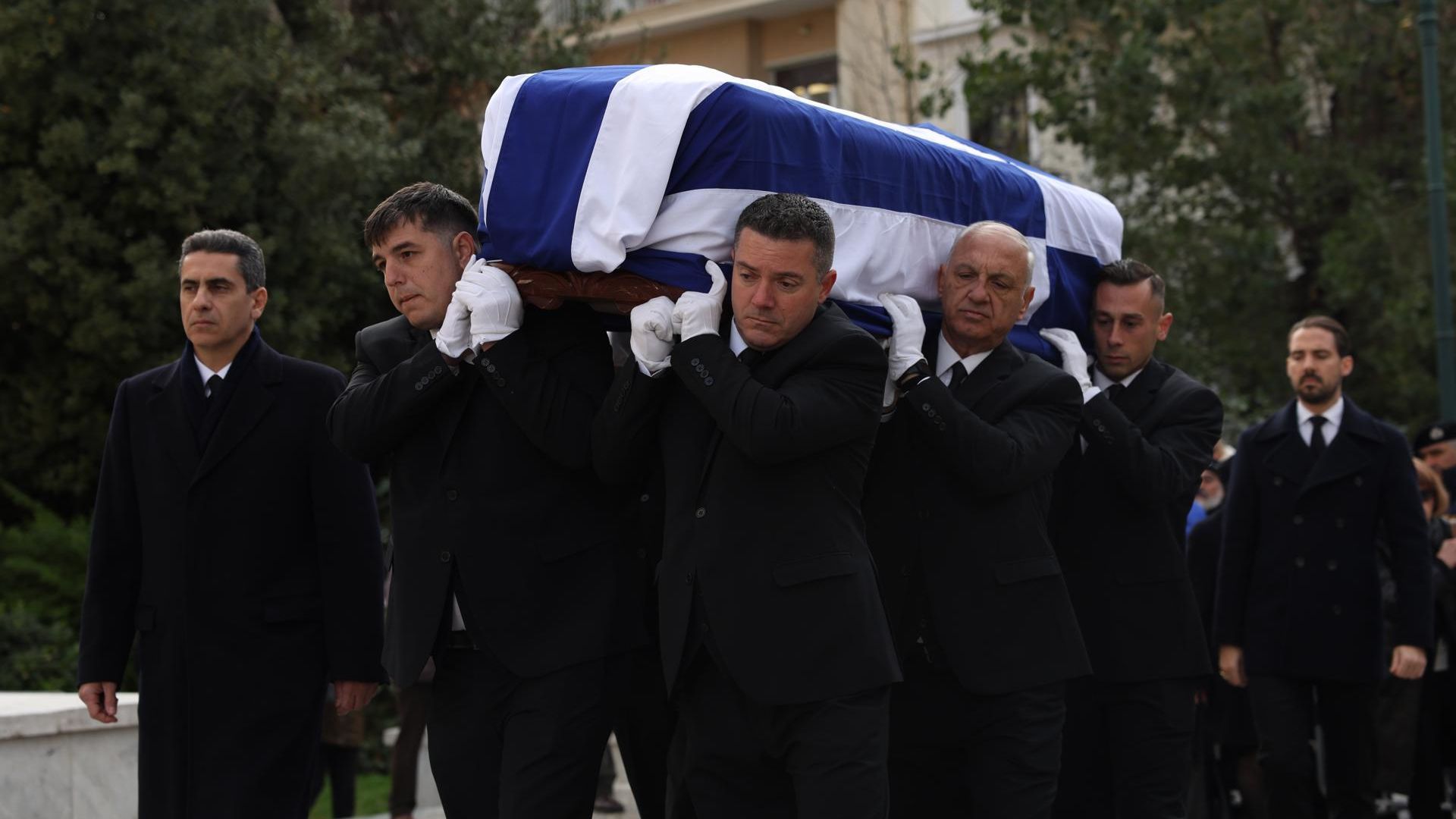 Los príncipes Pablo, Nicolás y Philippos, los hijos de la reina Ana María mientras trasladaban el féretro hasta la catedral tras la capilla ardiente.