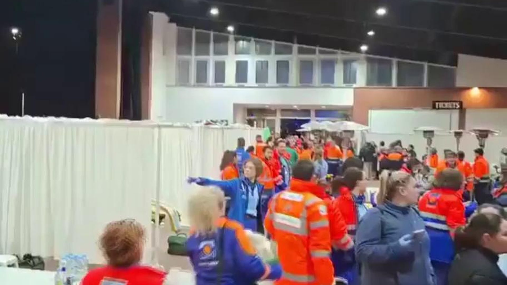 Los vecinos de Adamuz abren las puertas de sus casas y continuan ayudando a los afectados del accidente ferroviario