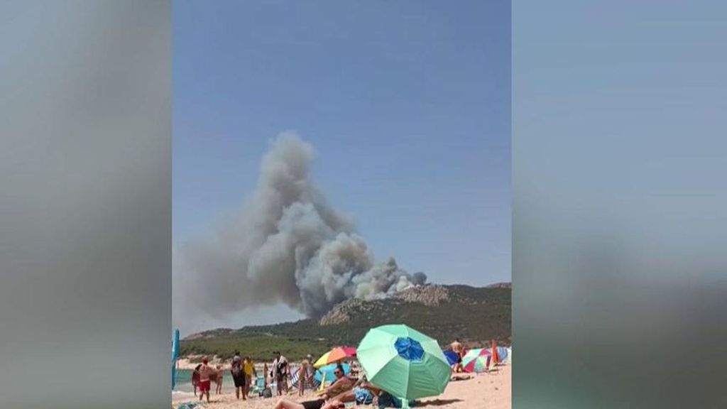 Más de 2.000 personas son evacuadas de hoteles y playas en Tarifa por un nuevo incendio forestal