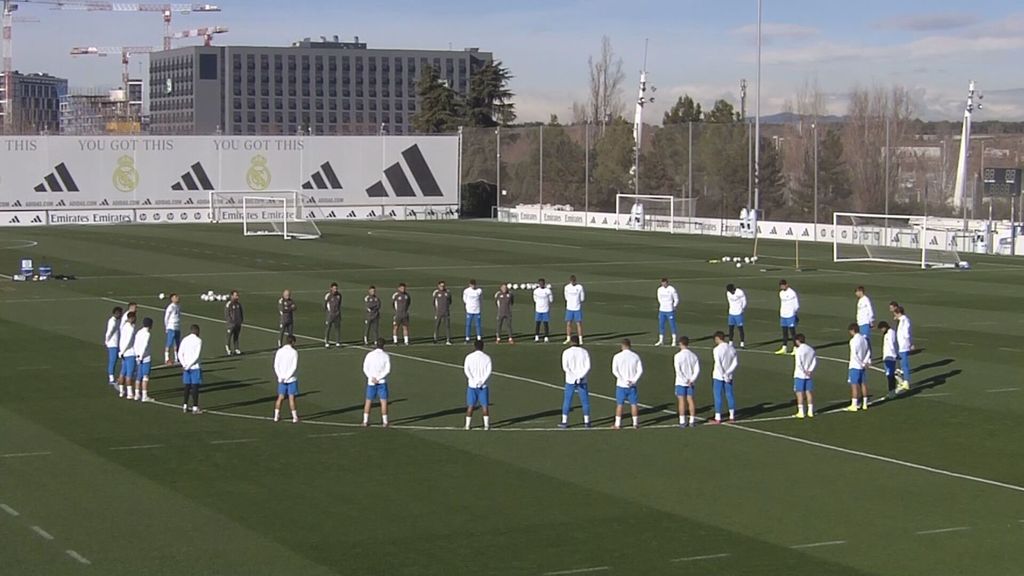 Minuto de silencio en el entrenamiento del Real Madrid