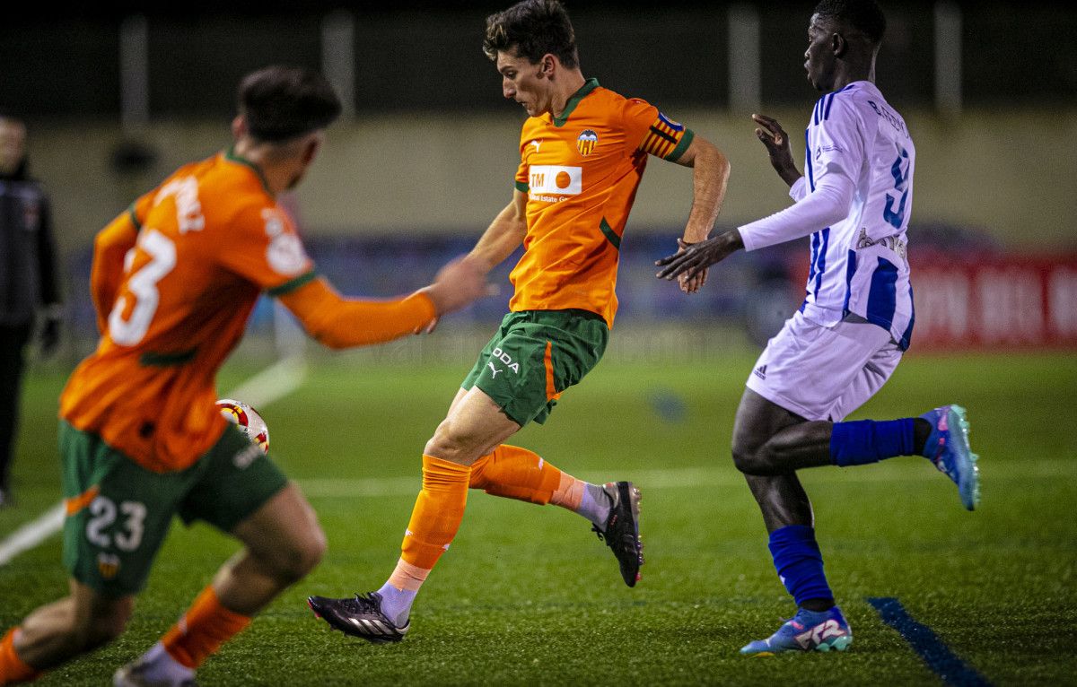 Pepelu jugando de central en Copa del Rey ante el Ejea