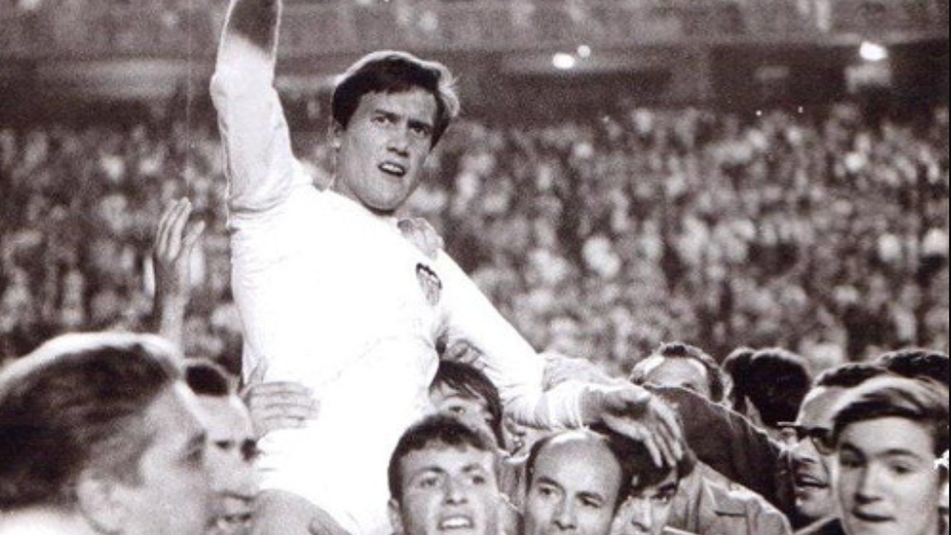 Roberto Gil levanta el título de Copa del 67 ante el Athletic