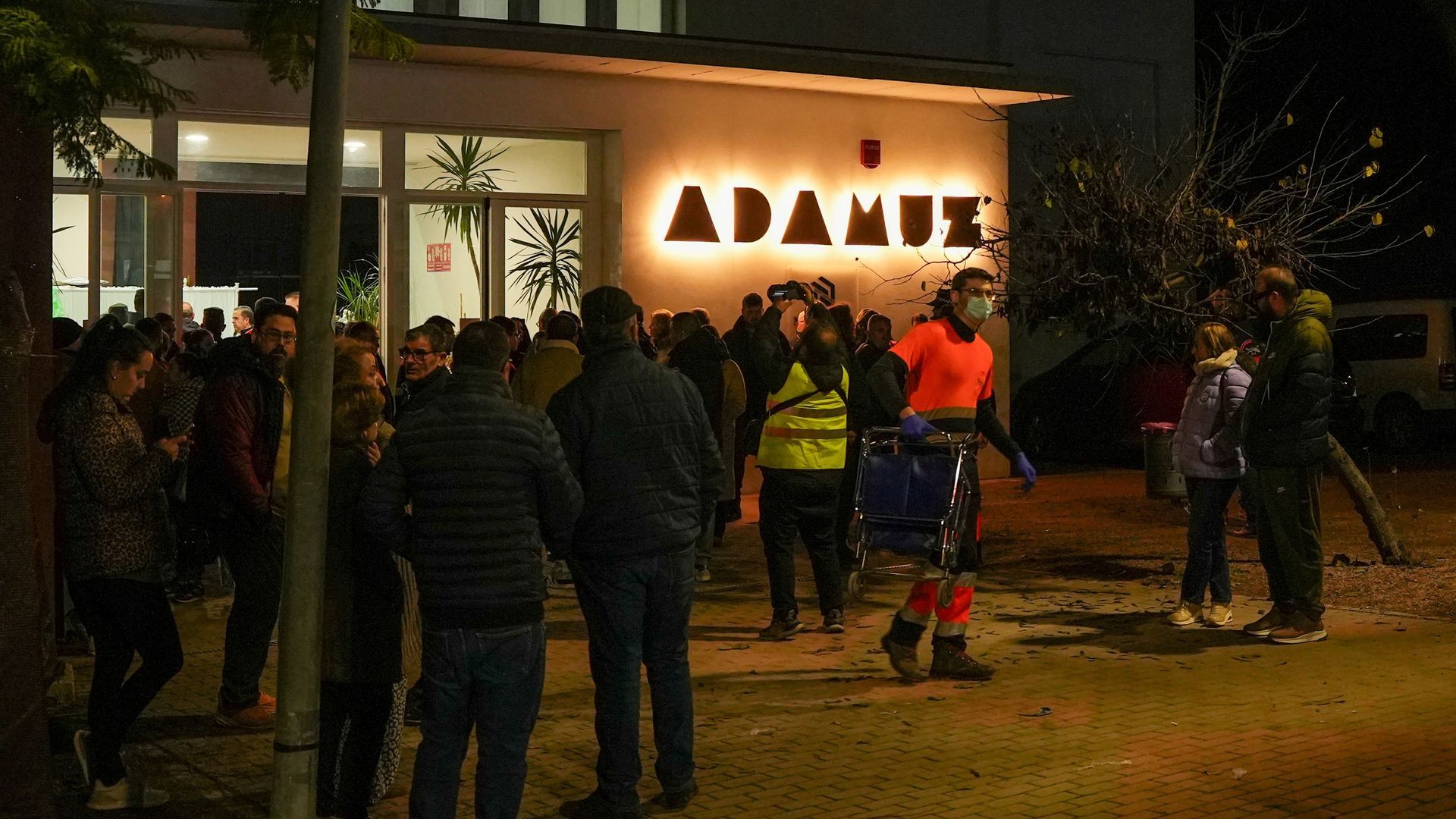 Sanitarios, vecinos y otras personas en polideportivo de Adamuz