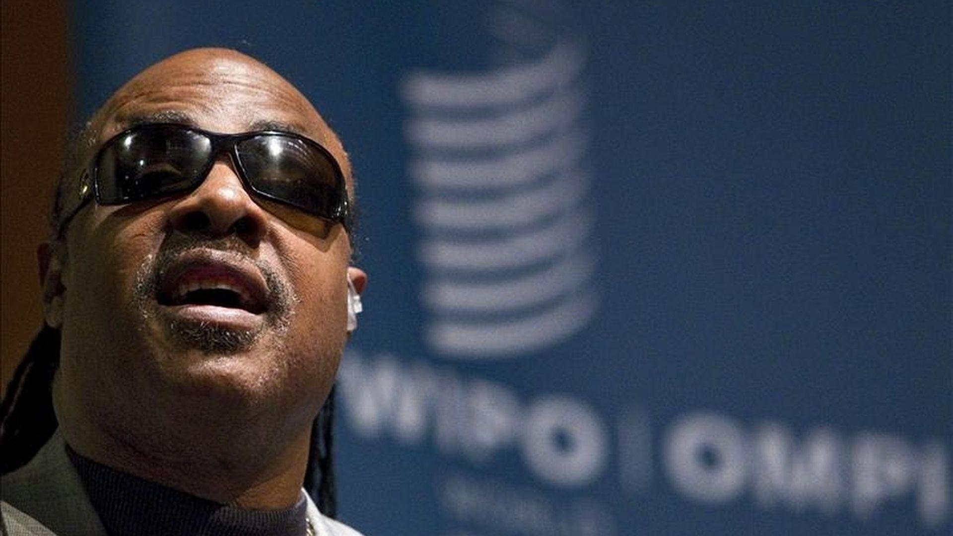 Stevie Wonder, que a sus 60 años cuenta en su haber con 24 premios Grammy, publicó "A Time To Love", el último de sus más de 40 discos, en 2005. EFE/Archivo