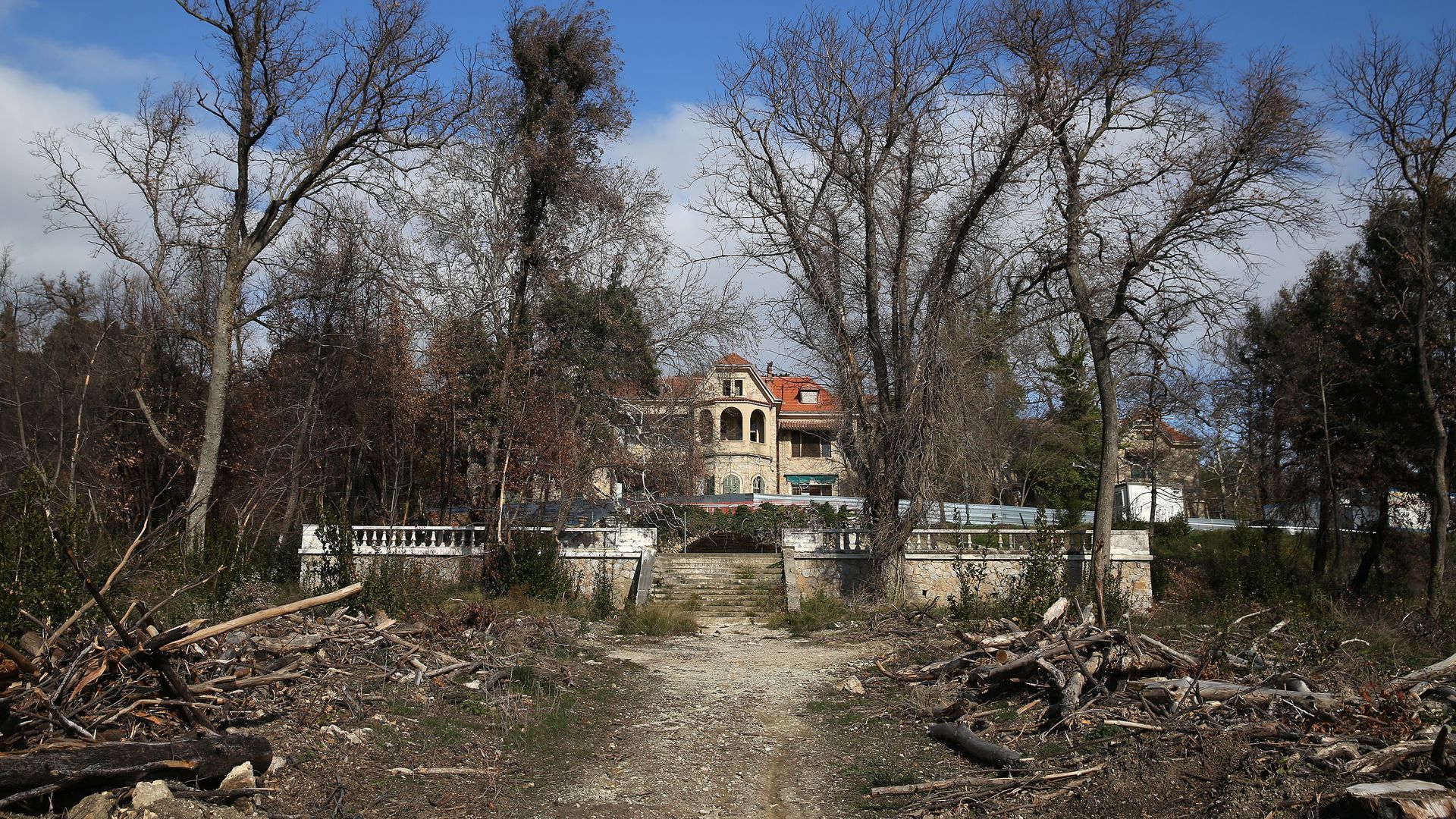 Una imagen del estado del edificio principal del Palacio Real de Tatoi en 2023