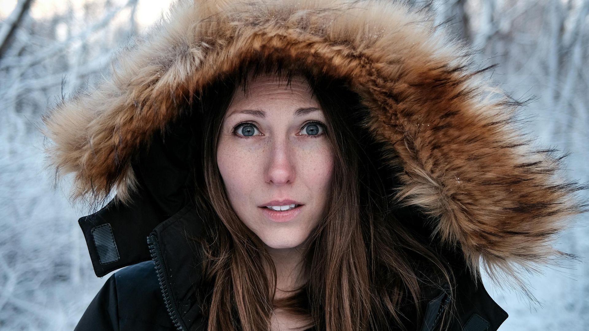 Una mujer con abrigo con pelo en la capucha