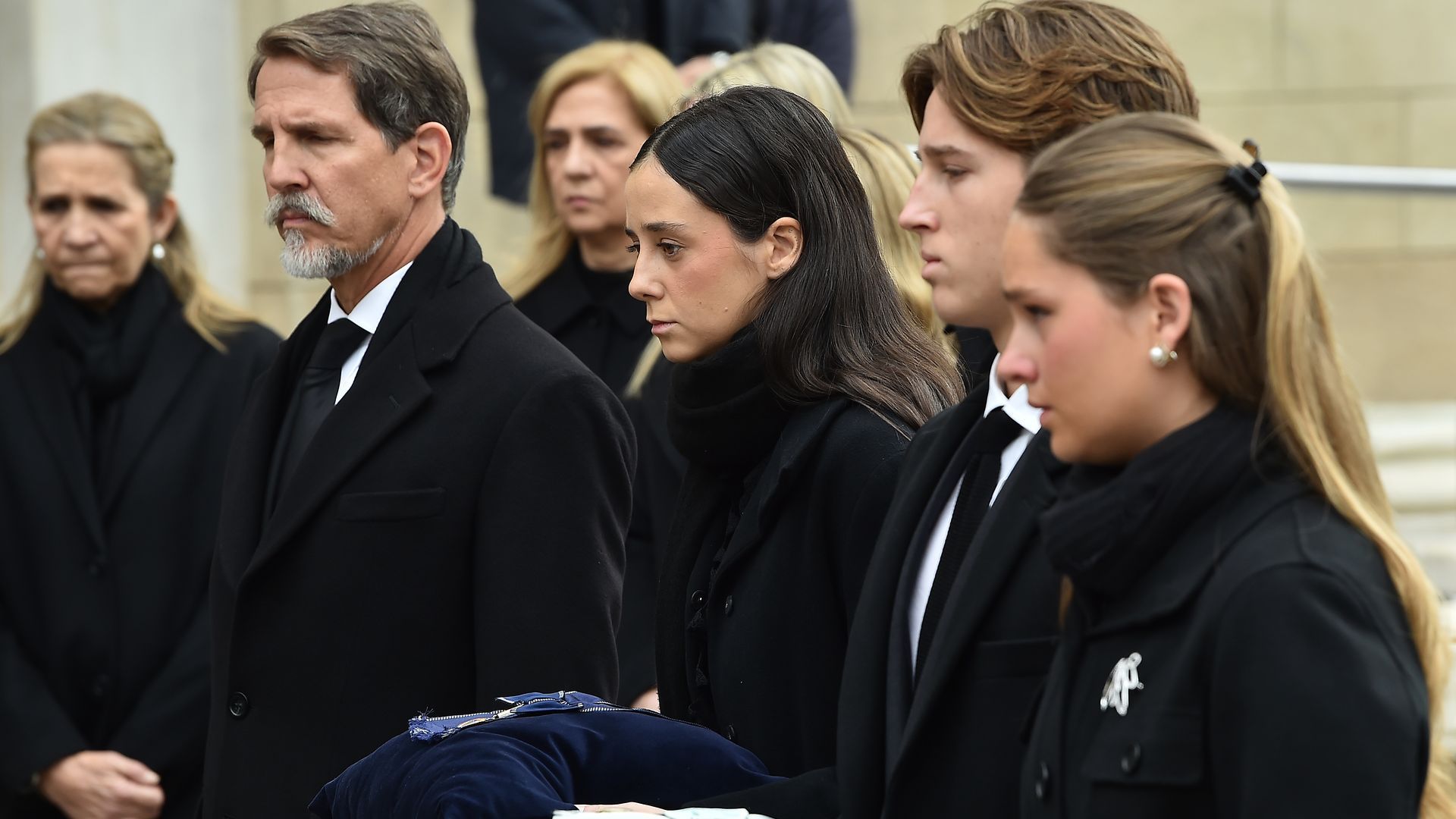 Victoria Federica, Irene Urdangarin y Arístides de Grecia portan las condecoraciones de Irene en su funeral